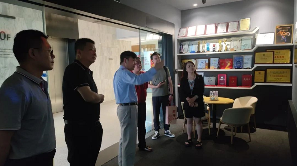 南开校友企业家联谊会文飚主席等一行莅临光子晶体科技参观指导