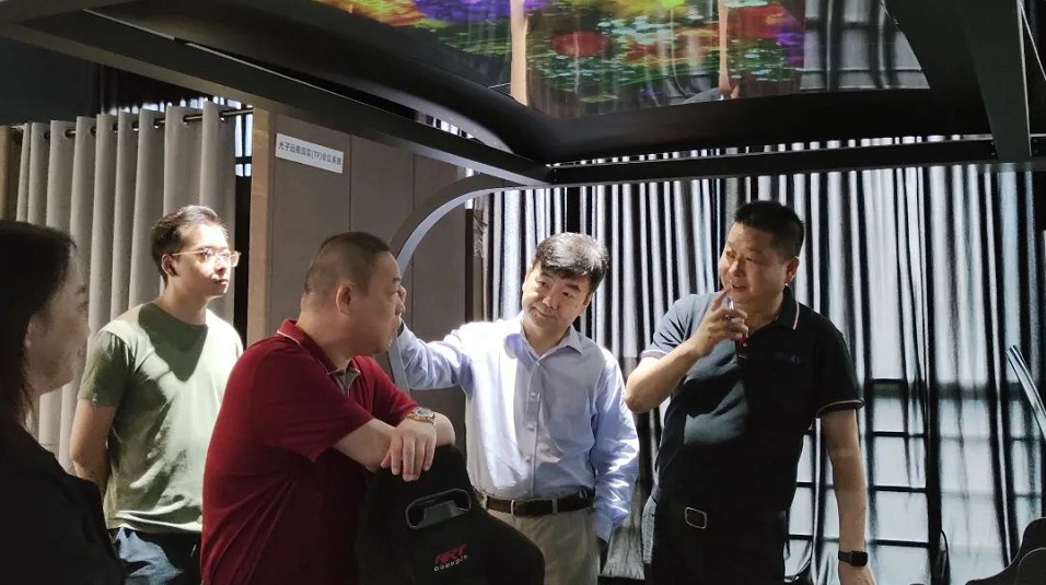 南开校友企业家联谊会文飚主席等一行莅临光子晶体科技参观指导