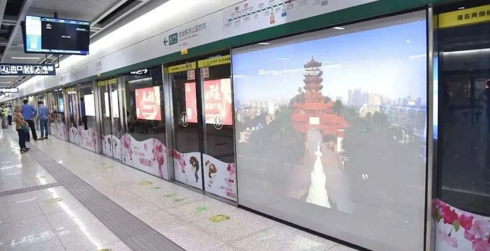 光子地铁屏蔽门透明显示广告位，开启地铁传媒新纪元