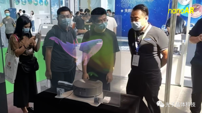 火了！一起看看比气温更“热”的光子晶体科技展区