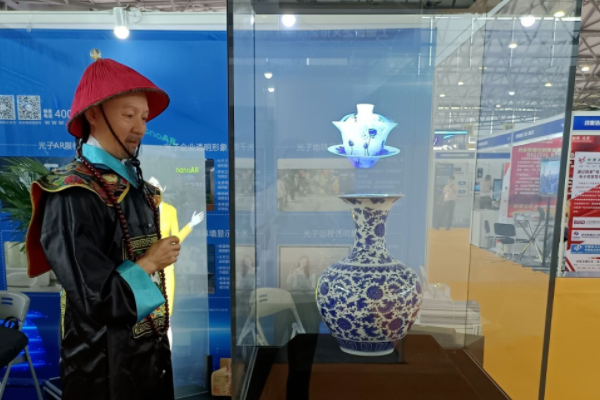博博会 | 火了！一起看看比气温更“热”的光子晶体科技展区