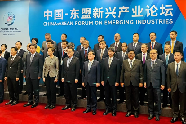 快讯｜光子晶体科技受邀参加中国-东盟新兴产业论坛并向工信部金壮龙部长汇报企业发展
