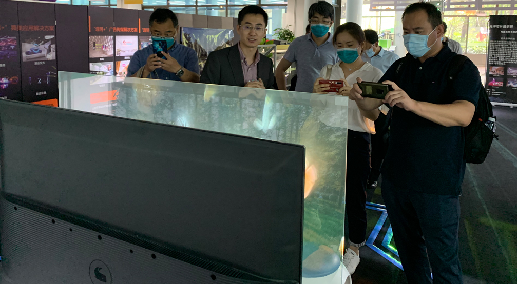 青岛市区政企负责人一行莅临光子晶体考察合作 青岛市区政企负责人一行莅临光子晶体考察合作