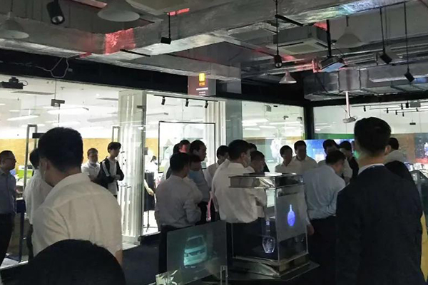 郑州市委徐立毅书记一行莅临光子晶体科技参观指导 郑州市委徐立毅书记一行莅临光子晶体科技参观指导