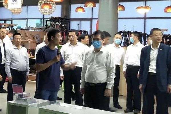 郑州市委徐立毅书记一行莅临光子晶体科技参观指导