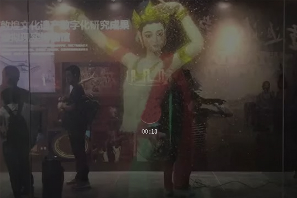 光子芯片透明屏让壁画人物“活起来” 光子芯片透明屏让壁画人物“活起来”